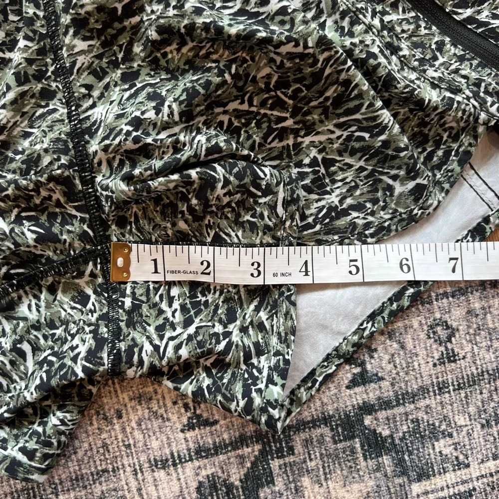 Lululemon women’s Tracker IV short size 6 - Picture 11 of 11